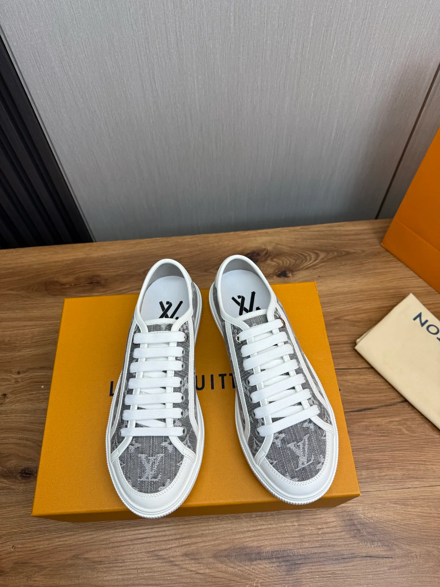 Men's shoes 💰600💰 LV. Hot sale at the counter 🔥Couple canvas shoes 👩‍❤️‍👨 Official website synchronization, original brand printed fabric + original original sole, 36-45 (40 for women, 38.45 for men, custom-made, non-refundable)